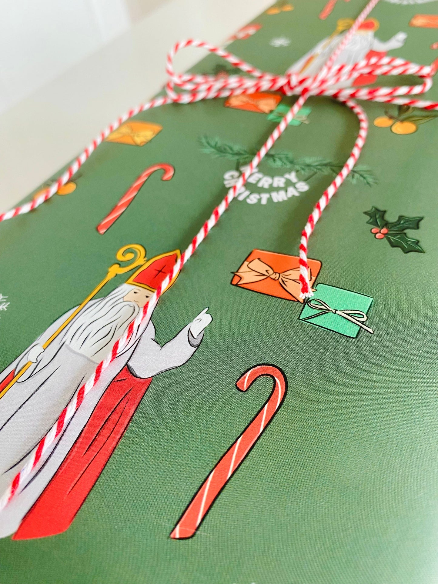 5 Saint Nicholas Green Wrapping Paper Sheets